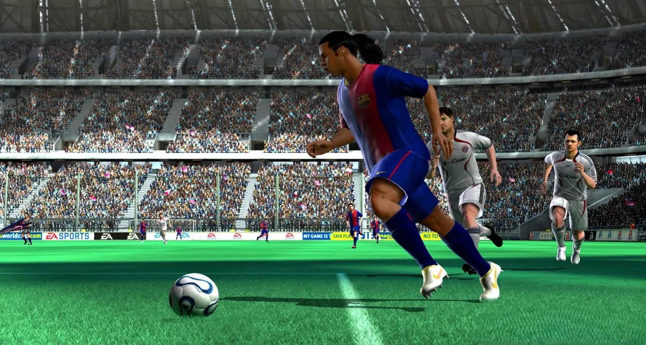 رونالدینیو با پیراهن بارسلونا در بازی فوتبال کم حجم FIFA 07