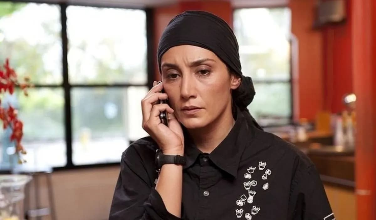 تصویری از هدیه تهرانی در حال گوش دادن به موبایل