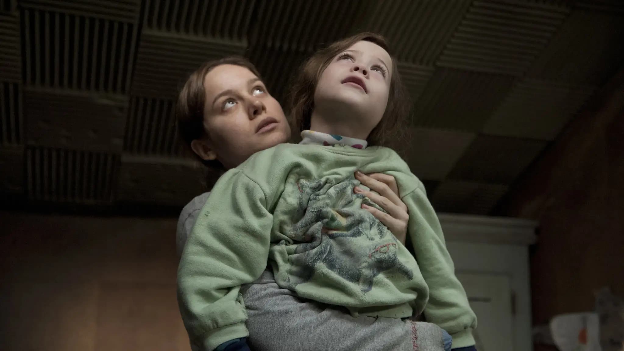 بری لارسون در نقش مادر در یک اتاق کوچک در فیلم Room