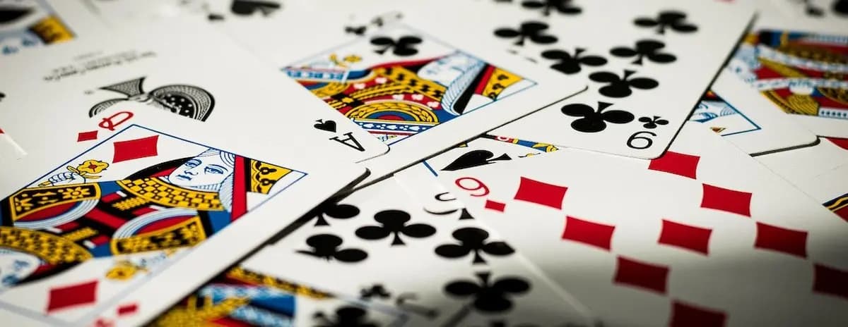 آموزش بازی بلوف: کامل‌ترین راهنمای کارت‌بازی استراتژیک