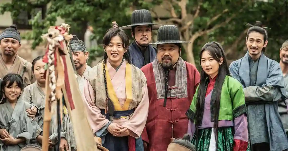 گروهی دلقک در لباس سنتی در حال اجرای نمایش خیابونی