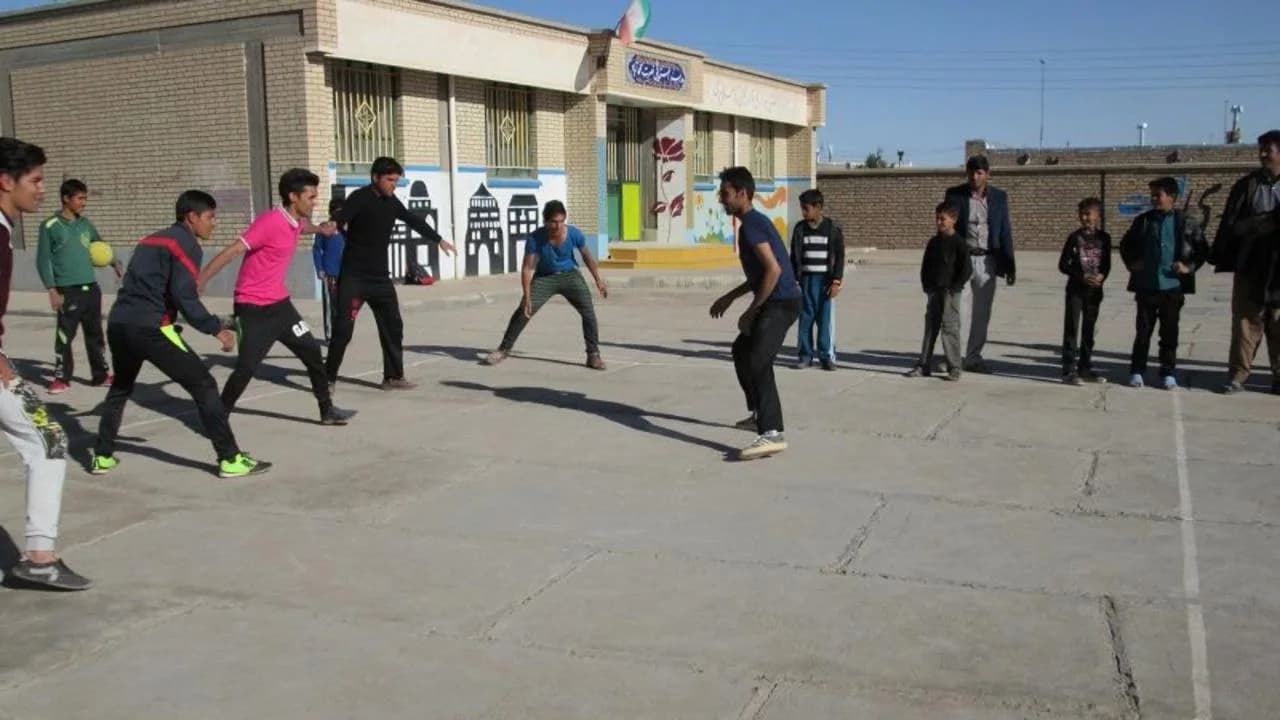 نوجوانان در حال انجام ورزش زو در حیاط مدرسه