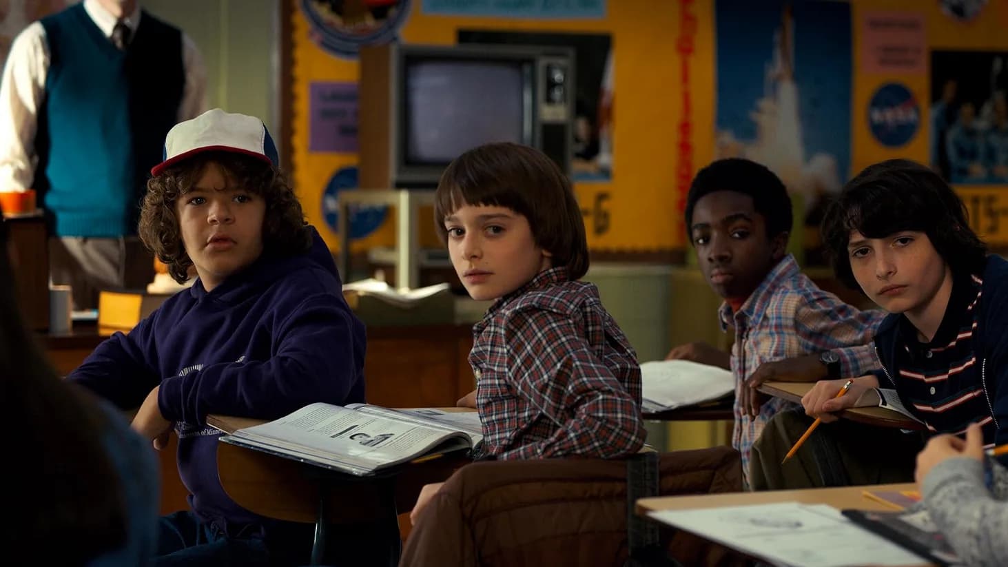 گروه هاوکینز در فصل اول سریال چیزهای عجیب ( از راست: مایک، لوکاس، ویل و داستین)