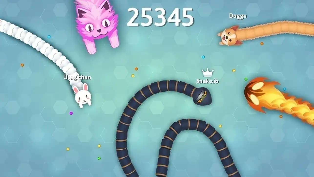 صفحه بازی Snake.io روی آیفون با مارهای رنگی و محیط بازی آنلاین