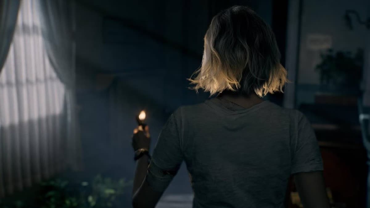 نمایی تاریک و اتمسفریک از بازی Resident Evil Requiem که قدرت پث تریسینگ در نمایش واقعگرایانه شعله فندک و سایههای محیطی را نشان میدهد.