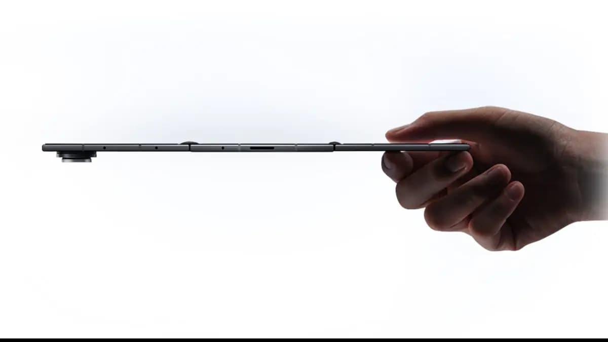 نمای کناری گوشی سامسونگ گلکسی Z Fold و طراحی باریک آن