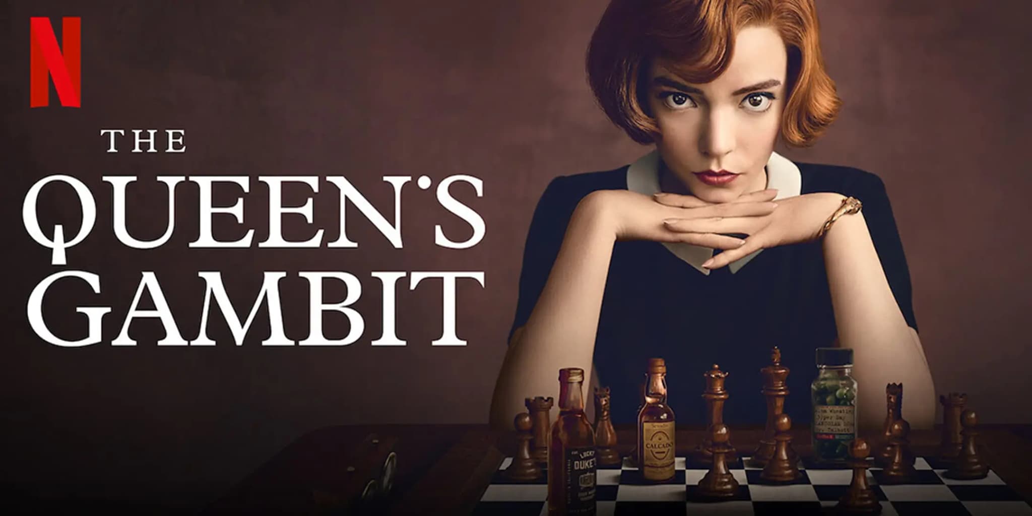 پوستر رسمی سریال The Queen’s Gambit با تصویر بث هارمون پشت میز شطرنج، نگاه نافذ و طراحی دهه شصتی چشمگیر
