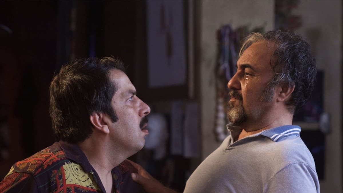 صحنه ای از فیلم کمدی قیف با بازی رضا عطاران و عباس جمشیدی فر