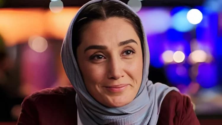 تصویری از هدیه تهرانی در حال لبخند زدن