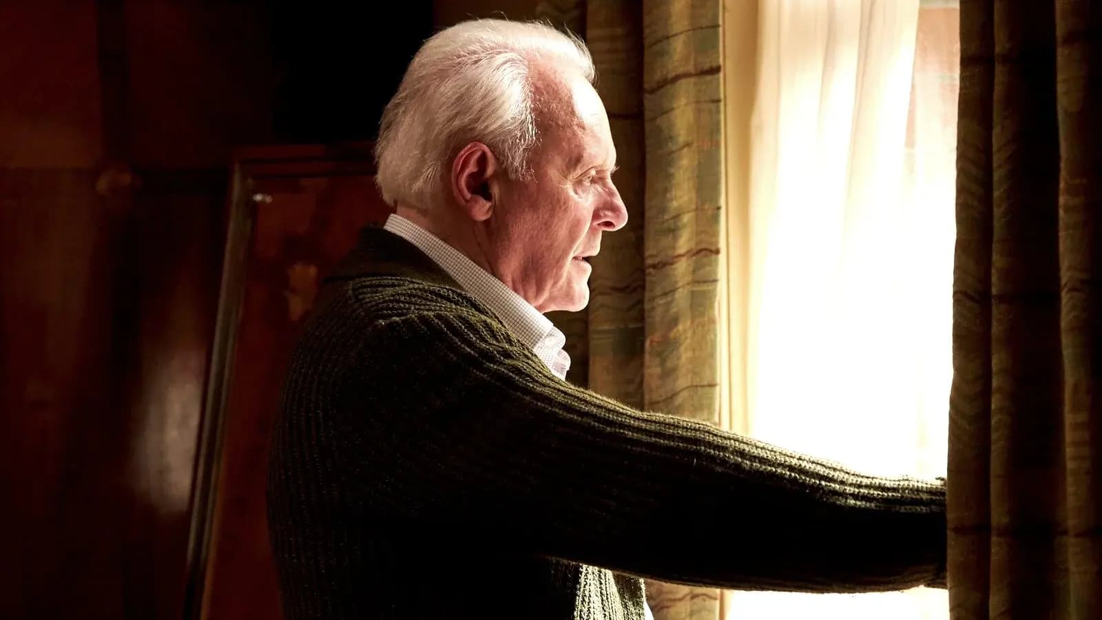 آنتونی هاپکینز در صحنه ای از فیلم پدر