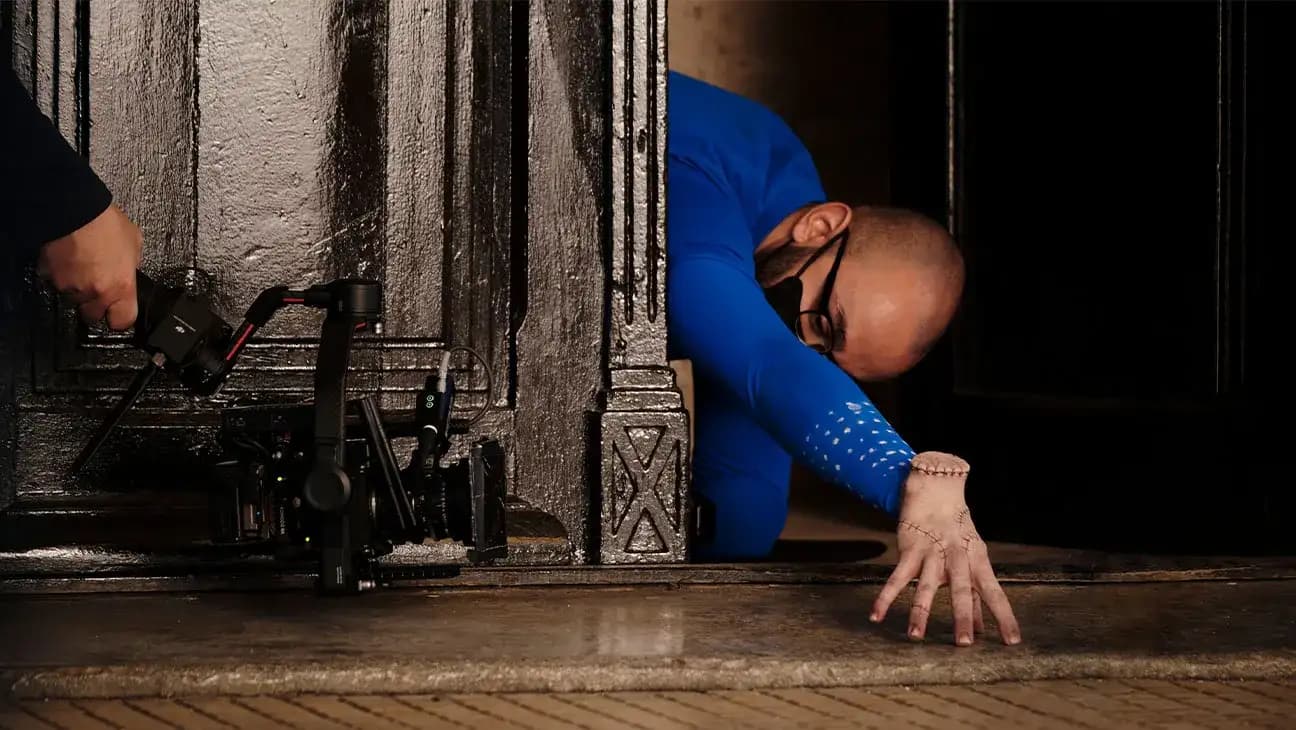 ویکتور دوروبانتو که صدای شخصیت چیز را در سریال Wednesday اجرا میکند