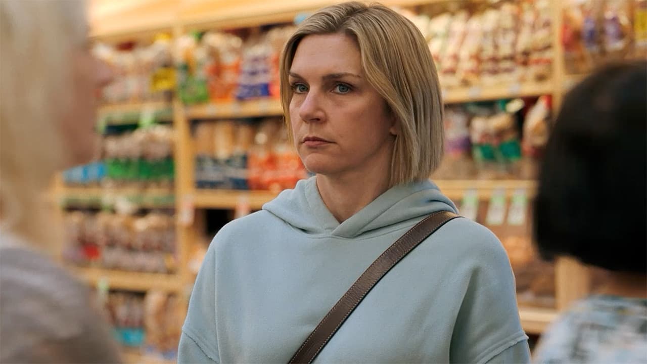 کارول که به تنهایی در یک سوپرمارکت خالی در سریال پلوریباس ایستاده