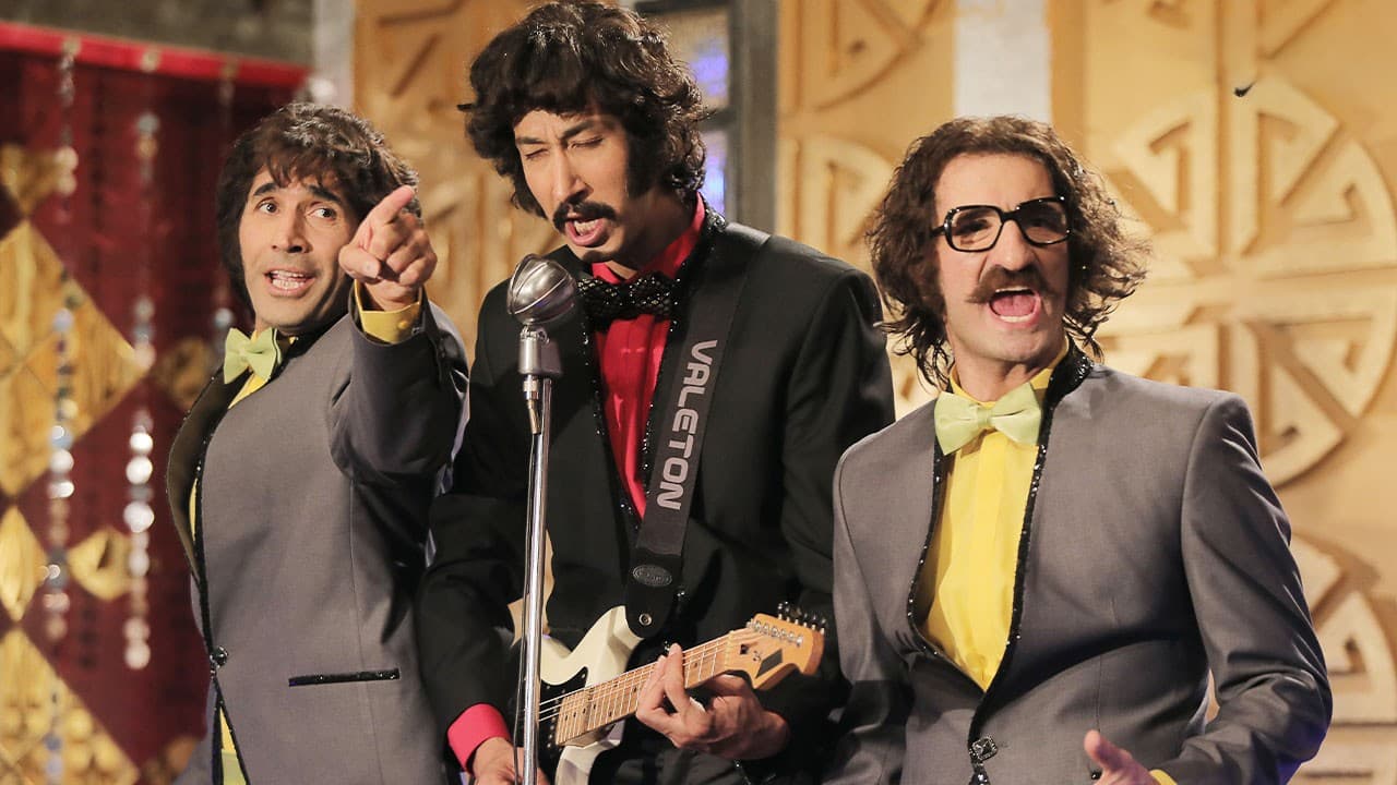 بهرام افشاری در حال خوانندگی در فیلم سینمایی ایرانی کمدی جدید فسیل