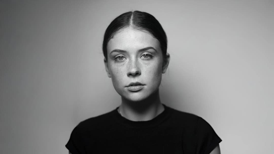 تصویر میا تاملینسون در نقش جودی وارن