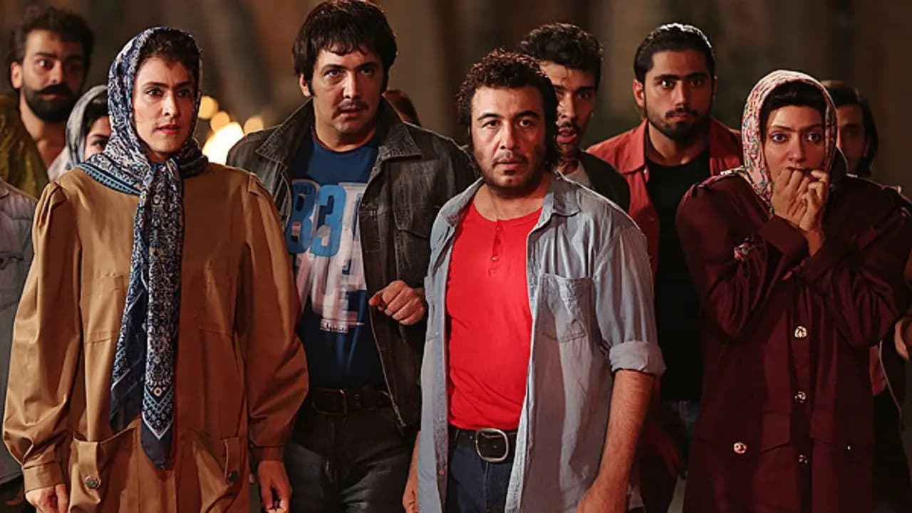 پوستر رسمی فیلم نهنگ عنبر (۱۳۹۴) به کارگردانی سامان مقدم با بازی رضا عطاران