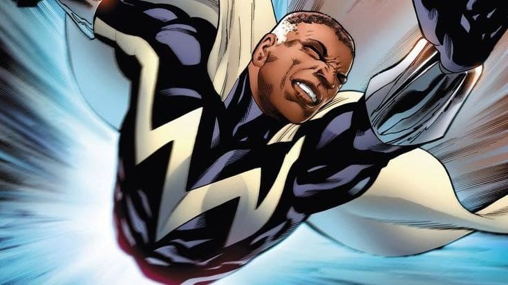 آدام براشر در لباس آبی انرژیدار، با قدرت ضدماده در حال درخشش