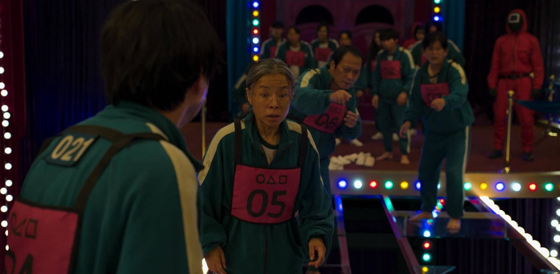 صحنه بازی شیشهای که در آن بازیکنان برای بقا تصمیم میگیرند؛ لحظهای که تردید، ترس یا فریب در چهرهها دیده میشود