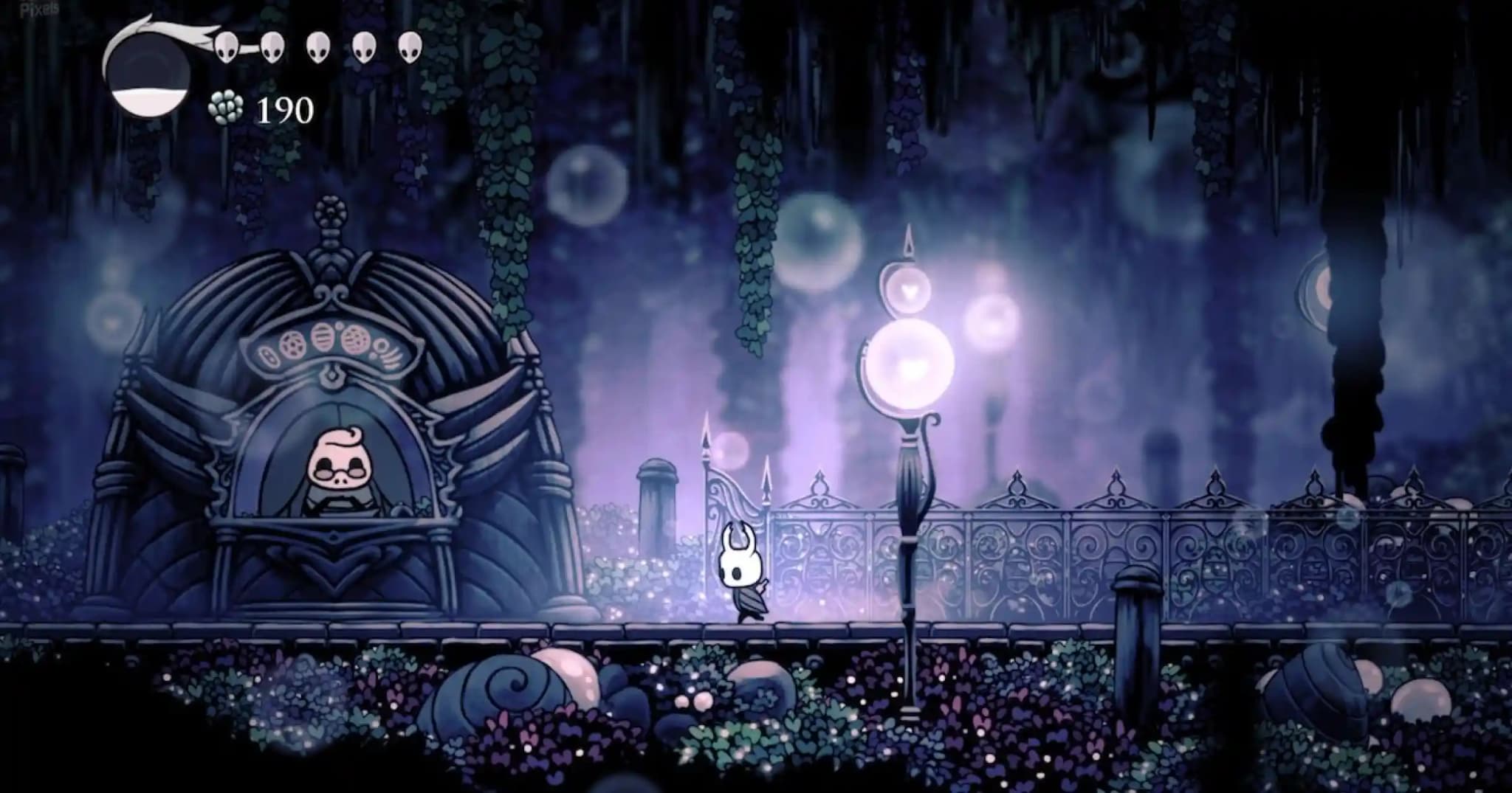 شخصیت اصلی بازی Hollow Knight در محیطی مرموز